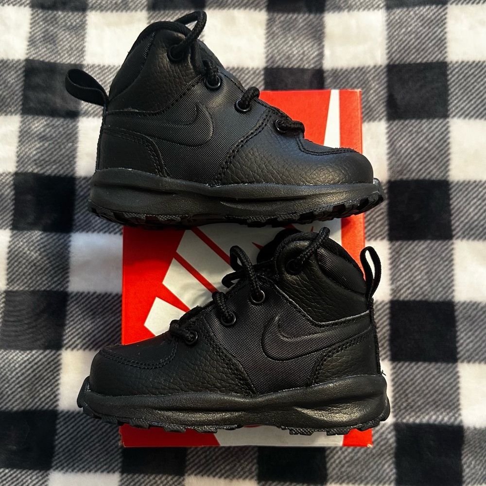 Nike boots. Size 6c. Toddler. Black.